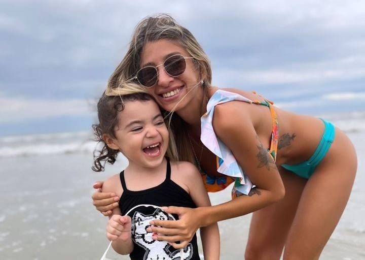 DE TIA- Yesica Sánchez disfruta de sus vacaciones en Meia Praia junto a su familia.
