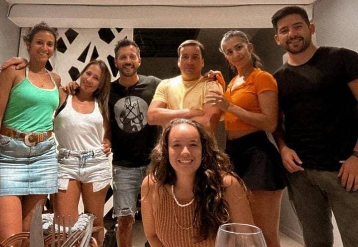 ¡QUÉ NOCHE! - La movilera del 12, Azul Nieto disfrutó de una increíble velada con amigos, entre ellos, la empresaria del rubro inmobiliario de Posadas, Mimu Torres.