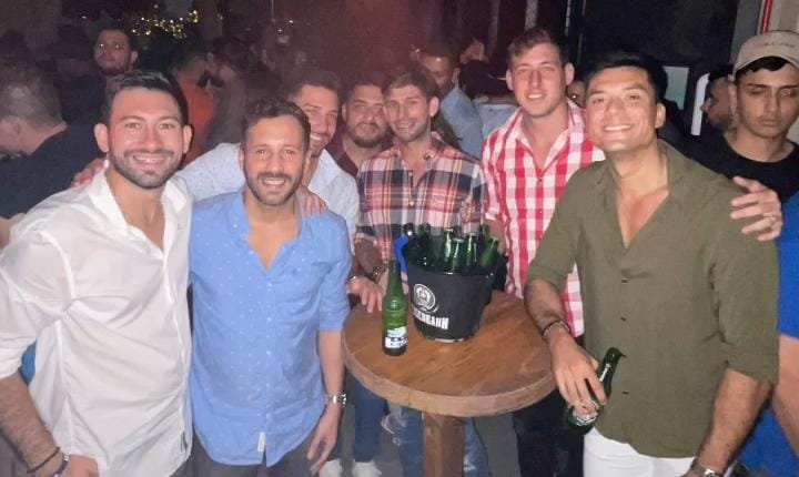 NOCHE DE SERTANEJO- El periodista deportivo de Canal 12, Maximiliano Acosta disfrutó de un fin de semana con amigos en Folks Pub Sertanejo Fox.
